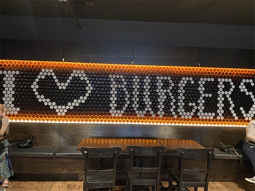 Wall art saying I (heart) BURGERS